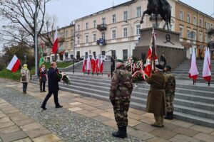 Kielce. Święto Niepodległości - złożenie kwiatów pod pomnikiem Józefa Piłsudskiego na placu Wolności . Na zdjęciu (kwiaty składa): Piotr Wawrzyk - wiceminister spraw zagranicznych / Jarosław Karyś