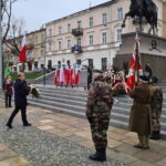 Kielce. Święto Niepodległości - złożenie kwiatów pod pomnikiem Józefa Piłsudskiego na placu Wolności . Na zdjęciu (kwiaty składa): Piotr Wawrzyk - wiceminister spraw zagranicznych / Jarosław Karyś