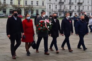 Kielce. Święto Niepodległości - złożenie kwiatów pod pomnikiem Józefa Piłsudskiego na placu Wolności. Na zdjęciu (od lewej): Marcin Stępniewski - radny Rady Miasta Kielce, Marianna Noworycka-Gniatkowska - radna Rady Miasta Kielce, Jarosław Karyś - wiceprzewodniczący Rady Miasta Kielce, Piotr Kisiel - radny Rady Miasta Kielce, Zdzisław Łakomiec - radny Rady Miasta Kielce i Wiesław Koza - radny Rady Miasta Kielce / Jarosław Karyś