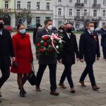 Kielce. Święto Niepodległości - złożenie kwiatów pod pomnikiem Józefa Piłsudskiego na placu Wolności. Na zdjęciu (od lewej): Marcin Stępniewski - radny Rady Miasta Kielce, Marianna Noworycka-Gniatkowska - radna Rady Miasta Kielce, Jarosław Karyś - wiceprzewodniczący Rady Miasta Kielce, Piotr Kisiel - radny Rady Miasta Kielce, Zdzisław Łakomiec - radny Rady Miasta Kielce i Wiesław Koza - radny Rady Miasta Kielce / Jarosław Karyś