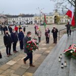 Kielce. Święto Niepodległości - złożenie kwiatów pod pomnikiem Józefa Piłsudskiego na placu Wolności . Na zdjęciu (od lewej): Na zdjęciu (od lewej): Marcin Stępniewski - radny Rady Miasta Kielce, Marianna Noworycka-Gniatkowska - radna Rady Miasta Kielce, Piotr Kisiel - radny Rady Miasta Kielce, Zdzisław Łakomiec - radny Rady Miasta Kielce, Wiesław Koza - radny Rady Miasta Kielce i Jarosław Karyś - wiceprzewodniczący Rady Miasta Kielce / Jarosław Karyś