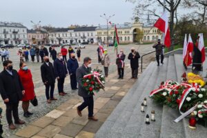 Kielce. Święto Niepodległości - złożenie kwiatów pod pomnikiem Józefa Piłsudskiego na placu Wolności . Na zdjęciu (od lewej): Na zdjęciu (od lewej): Marcin Stępniewski - radny Rady Miasta Kielce, Marianna Noworycka-Gniatkowska - radna Rady Miasta Kielce, Piotr Kisiel - radny Rady Miasta Kielce, Zdzisław Łakomiec - radny Rady Miasta Kielce, Wiesław Koza - radny Rady Miasta Kielce i Jarosław Karyś - wiceprzewodniczący Rady Miasta Kielce / Jarosław Karyś