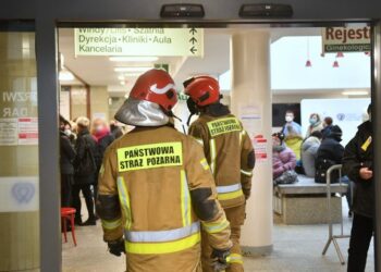 Łódź, 04.01.2021. Strażacy w siedzibie Centrum Zdrowia Matki Polki w Łodzi, 4 bm. Po pożarze instalacji elektrycznej, ze względu na duże zadymienie z budynku ewakuowano kilkuset pacjentów szpitala / PAP/Grzegorz Michałowski