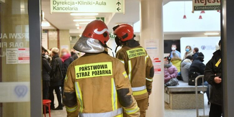 Łódź, 04.01.2021. Strażacy w siedzibie Centrum Zdrowia Matki Polki w Łodzi, 4 bm. Po pożarze instalacji elektrycznej, ze względu na duże zadymienie z budynku ewakuowano kilkuset pacjentów szpitala / PAP/Grzegorz Michałowski