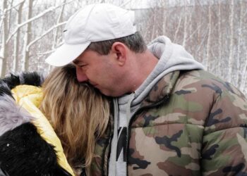 Piekary Śląskie, 14.01.2021. Rodzice tragicznie zmarłej Patrycji Pałoń Marzena i Grzegorz w miejscu, gdzie znaleziono ciało 13-letniej dziewczynki / PAP/Andrzej Grygiel