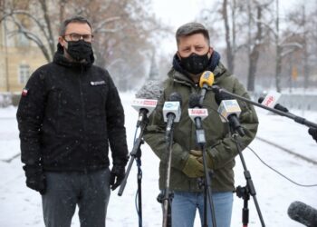 16.01.2021. Warszawa. Briefing dotyczący programu szczepień. Na zdjęciu (od lewej): Michał Kuczmierowski - prezes Agencji Rezerw Materiałowych i Michał Dworczyk - szef Kancelarii Premiera / PAP/Leszek Szymański