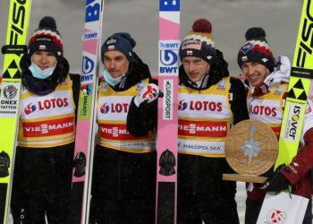 Zakopane, 16.01.2021. Polacy (od lewej): Andrzej Stękała, Piotr Żyła, Dawid Kubacki i Kamil Stoch, cieszą się z drugiego miejsca po konkursie drużynowym Pucharu Świata w skokach narciarskich w Zakopanem / PAP/Grzegorz Momot