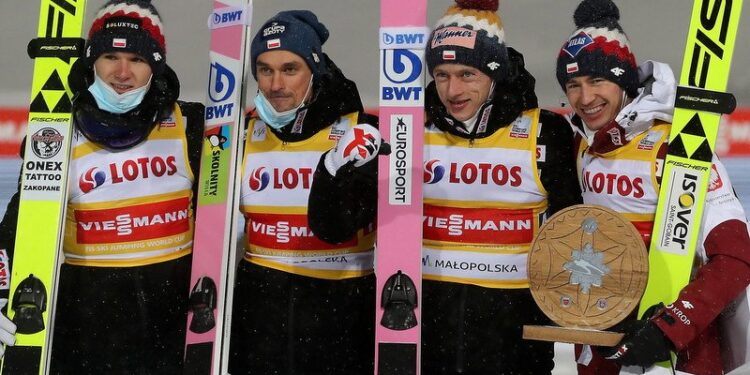 Zakopane, 16.01.2021. Polacy (od lewej): Andrzej Stękała, Piotr Żyła, Dawid Kubacki i Kamil Stoch, cieszą się z drugiego miejsca po konkursie drużynowym Pucharu Świata w skokach narciarskich w Zakopanem / PAP/Grzegorz Momot