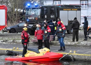 Sierosław (woj. zachodniopomorskie), 16.01.2021. Akcja poszukiwawcza dwóch mężczyzn w miejscowości Sierosław, którzy wypłynęli na ryby na cieśninę Dziwną / PAP/Marcin Bielecki