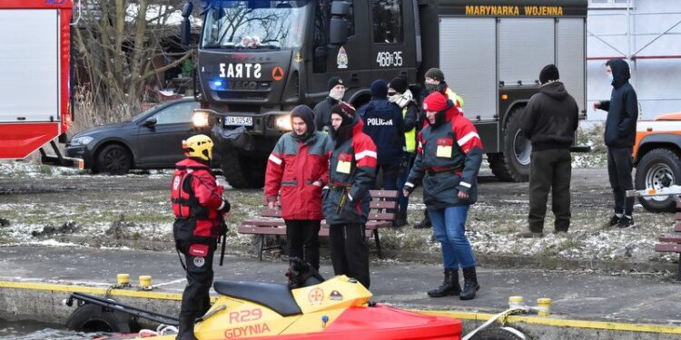 Sierosław (woj. zachodniopomorskie), 16.01.2021. Akcja poszukiwawcza dwóch mężczyzn w miejscowości Sierosław, którzy wypłynęli na ryby na cieśninę Dziwną / PAP/Marcin Bielecki