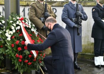 Warszawa, 22.01.2021. Uroczystości w 158. rocznicę wybuchu Powstania Styczniowego. Prezydent Andrzej Duda składa kwiaty w kwaterze Bohaterów Powstania 1863 r. na Cmentarzu Wojskowym na Powązkach / PAP/Andrzej Lange