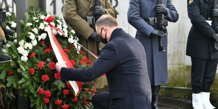 Warszawa, 22.01.2021. Uroczystości w 158. rocznicę wybuchu Powstania Styczniowego. Prezydent Andrzej Duda składa kwiaty w kwaterze Bohaterów Powstania 1863 r. na Cmentarzu Wojskowym na Powązkach / PAP/Andrzej Lange