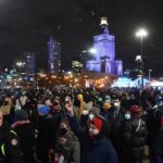 Warszawa, 27.01.2021. Uczestnicy demonstracji przeciwko zaostrzeniu prawa aborcyjnego. Trybunał Konstytucyjny opublikował uzasadnienie pisemne do wyroku z 22 października ub.r., w którym orzekł o niekonstytucyjności przepisu dopuszczającego aborcję w przypadku dużego prawdopodobieństwa ciężkiego i nieodwracalnego upośledzenia płodu / PAP/Radek Pietruszka