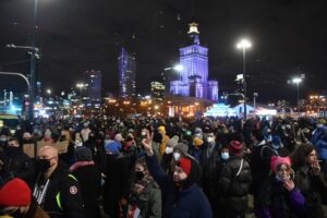 Warszawa, 27.01.2021. Uczestnicy demonstracji przeciwko zaostrzeniu prawa aborcyjnego. Trybunał Konstytucyjny opublikował uzasadnienie pisemne do wyroku z 22 października ub.r., w którym orzekł o niekonstytucyjności przepisu dopuszczającego aborcję w przypadku dużego prawdopodobieństwa ciężkiego i nieodwracalnego upośledzenia płodu / PAP/Radek Pietruszka