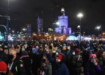 Warszawa, 27.01.2021. Uczestnicy demonstracji przeciwko zaostrzeniu prawa aborcyjnego. Trybunał Konstytucyjny opublikował uzasadnienie pisemne do wyroku z 22 października ub.r., w którym orzekł o niekonstytucyjności przepisu dopuszczającego aborcję w przypadku dużego prawdopodobieństwa ciężkiego i nieodwracalnego upośledzenia płodu / PAP/Radek Pietruszka