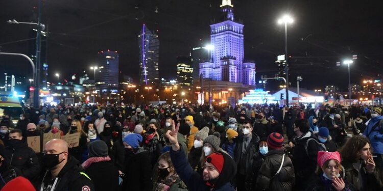 Warszawa, 27.01.2021. Uczestnicy demonstracji przeciwko zaostrzeniu prawa aborcyjnego. Trybunał Konstytucyjny opublikował uzasadnienie pisemne do wyroku z 22 października ub.r., w którym orzekł o niekonstytucyjności przepisu dopuszczającego aborcję w przypadku dużego prawdopodobieństwa ciężkiego i nieodwracalnego upośledzenia płodu / PAP/Radek Pietruszka