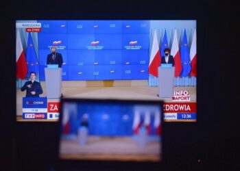 28.01.2021. Warszawa. Na zdjęciu minister zdrowia Adam Niedzielski i minister rodziny i polityki społecznej Marlena Maląg podczas konferencji prasowej transmitowanej z KPRM / PAP/Marcin Obara