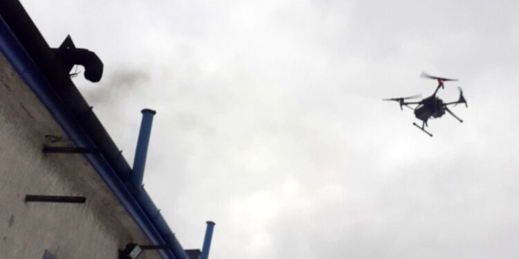 29.01.2021. Kielce. Dron pomaga strażnikom miejskim kontrolować stan powietrza / Straż Miejska Kielce