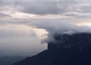 Eksplozje i przelatujące samoloty w Wenezueli. Prezydent ogłosił stan wyjątkowy - Radio Kielce 23.01.2021. Muzyczne podróże. Wenezuela. Park Narodowy Canaima / Danuta Rasała