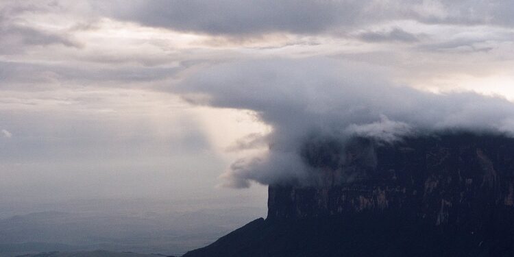 Eksplozje i przelatujące samoloty w Wenezueli. Prezydent ogłosił stan wyjątkowy - Radio Kielce 23.01.2021. Muzyczne podróże. Wenezuela. Park Narodowy Canaima / Danuta Rasała