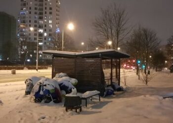 Przykrywa się niebieską plandeką, pod dachem wiaty rowerowej. To może skończyć się śmiercią / Anna Rębas / Radio Gdańsk