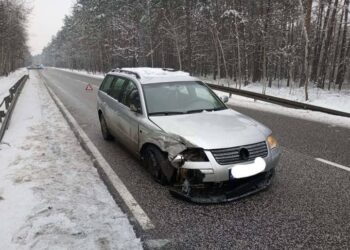 27.01.2021. Stróżki. Zderzenie dwóch aut osobowych / Policja