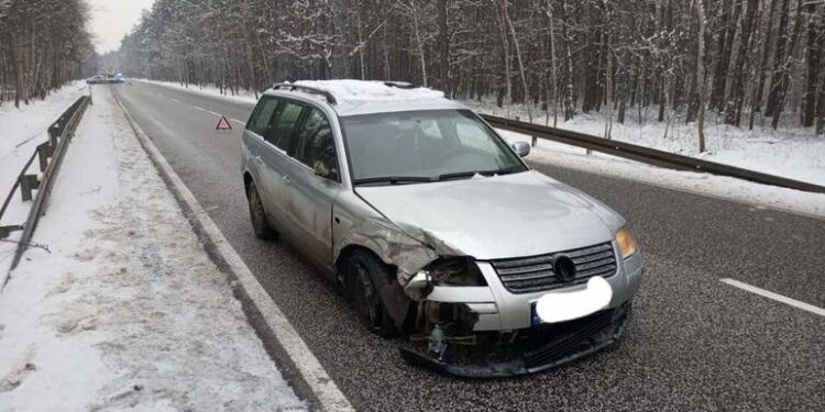 27.01.2021. Stróżki. Zderzenie dwóch aut osobowych / Policja