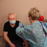 04.01.2021 Ostrowiec Świętokrzyski. Pierwsze szczepienia przeciwko COVID-19 w szpitalu. Na zdjęciu Adam Karolik podczas przyjmowania szczepionki jako pierwszy lekarz w szpitalu / Emilia Sitarska / Radio Kielce