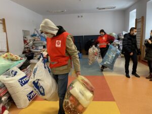 13.01.2021 Sandomierz. Przekazanie darów zebranych przez Caritas Diecezji Sandomierskiej w ramach akcji „Gwiazdka dla potrzebującego" / Grażyna Szlęzak-Wójcik / Radio Kielce