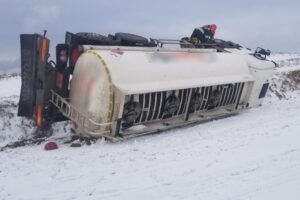 13.01.2021. Gmina Ćmielów. Wypadek cysterny / KPP w Ostrowcu Świętokrzyskim