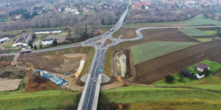14.12.2020. Nowy Korczyn. Most przez Wisłę łączący województwa świętokrzyskie i małopolskie / Jarosław Kubalski / Radio Kielce