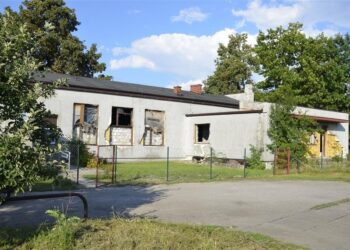 Jędrzejów. Dawny budynek domu kultury, w którym mają powstać mieszkania chronione / Ewa Pociejowska-Gawęda / Radio Kielce