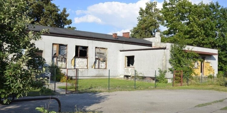 Jędrzejów. Dawny budynek domu kultury, w którym mają powstać mieszkania chronione / Ewa Pociejowska-Gawęda / Radio Kielce