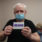 04.01.2021 Ostrowiec Świętokrzyski. Pierwsze szczepienia przeciwko COVID-19 w szpitalu. Na zdjęciu dr Adam Karolik po przyjęciu pierwszej dawki z kartą informacyjną / Emilia Sitarska / Radio Kielce