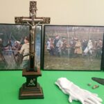 22.01.2021. Pińczów. Muzeum Regionalne. Zabytki z okresu powstania styczniowego: krucyfiks z symboliką powstańczą, pociski – nietypowe, grot włóczni / Marta Gajda / Radio Kielce