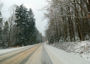 17.01.2021. Droga wojewódzka nr 753. Trasa z Ostrowca Świętokrzyskiego w stronę Kielc / Emilia Sitarska / Radio Kielce