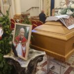 05.06.2020. Kałków. Modlitwa pożegnalna ks. Czesława Wali / Anna Głąb / Radio  Kielce