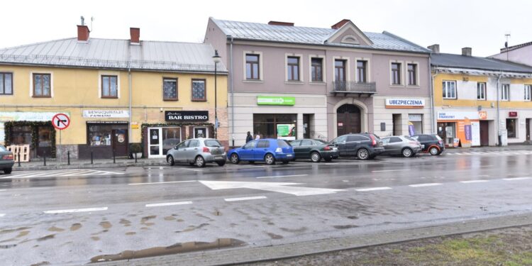 08.01.2021. Końskie. Kamienice w centrum Końskich / Magdalena Galas-Klusek / Radio Kielce