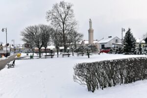 Końskie. W 1946 roku na pustym placu po cerkwi postawiono pomnik upamiętniający wydarzenia obu wojen światowych / Magdalena Galas-Klusek / Radio Kielce