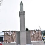 Końskie. W 1946 roku na pustym placu po cerkwi postawiono pomnik upamiętniający wydarzenia obu wojen światowych / Magdalena Galas-Klusek / Radio Kielce