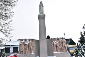 Końskie. W 1946 roku na pustym placu po cerkwi postawiono pomnik upamiętniający wydarzenia obu wojen światowych / Magdalena Galas-Klusek / Radio Kielce