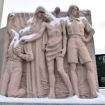 Końskie. W 1946 roku na pustym placu po cerkwi postawiono pomnik upamiętniający wydarzenia obu wojen światowych / Magdalena Galas-Klusek / Radio Kielce