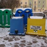 16.01.2021. Starachowice. Odwrócone pojemniki na odpady / Anna Głąb / Radio Kielce