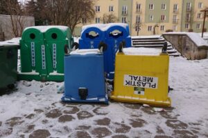 16.01.2021. Starachowice. Odwrócone pojemniki na odpady / Anna Głąb / Radio Kielce