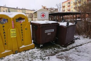 16.01.2021. Starachowice. Odwrócone pojemniki na odpady / Anna Głąb / Radio Kielce