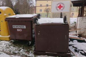 16.01.2021. Starachowice. Odwrócone pojemniki na odpady / Anna Głąb / Radio Kielce