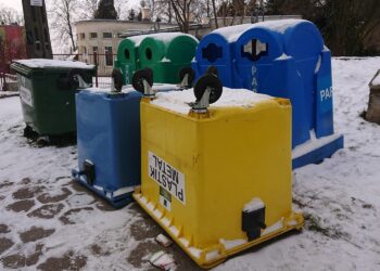 16.01.2021. Starachowice. Odwrócone pojemniki na odpady / Anna Głąb / Radio Kielce