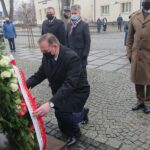 24.01.2021. Wąchock. Zakończenie centralnych obchodów 158. rocznicy wybuchu (na pierwszym planie): Jan Józef Kasprzyk - szef Urzędu do Spraw Kombatantów i Osób Represjonowanych; z tyłu (w środku): senator Krzysztof Słoń / Anna Głąb / Radio Kielce