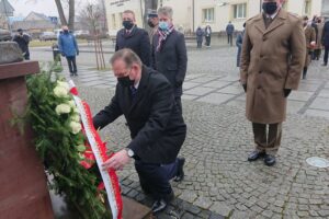 24.01.2021. Wąchock. Zakończenie centralnych obchodów 158. rocznicy wybuchu (na pierwszym planie): Jan Józef Kasprzyk - szef Urzędu do Spraw Kombatantów i Osób Represjonowanych; z tyłu (w środku): senator Krzysztof Słoń / Anna Głąb / Radio Kielce