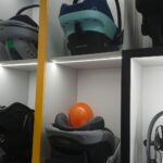 31.01.2021. Skarżysko-Kamienna. Punkt doboru fotelików drive-in / Anna Głąb / Radio Kielce